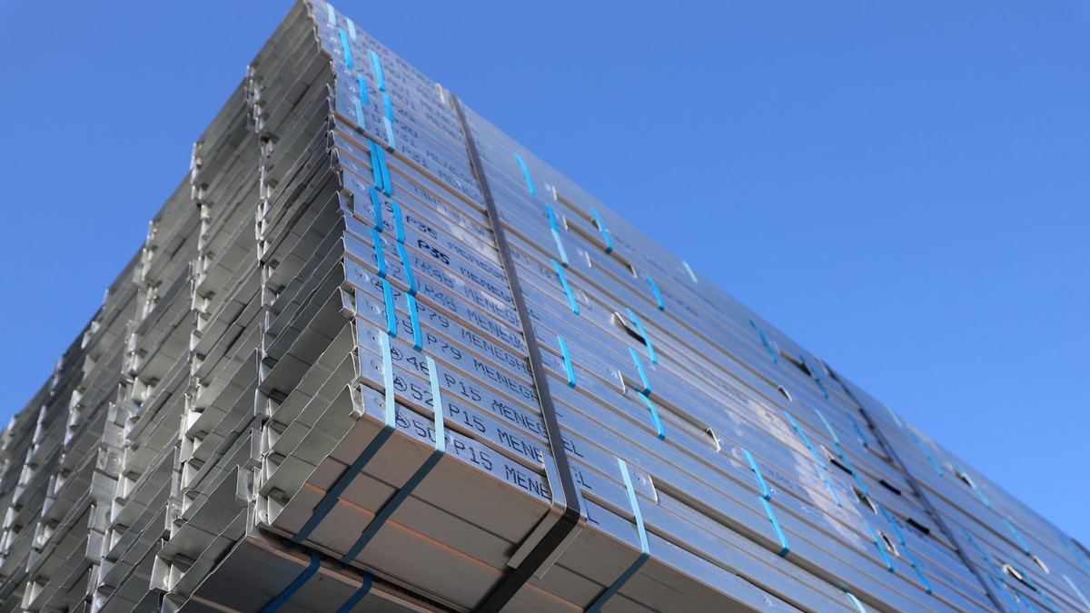 Edifício em light steel frame com a fachada em montagem, andaimes e as placas de
              revestimento a serem aplicadas sobre a estrutura.