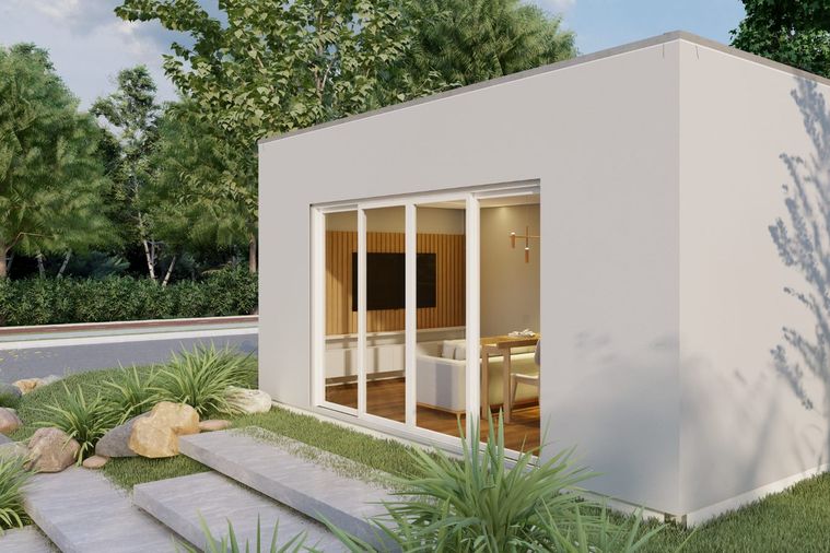 Módulo em light steel frame com fachada branca em capoto e envidraçado de correr,
              instalado num jardim.